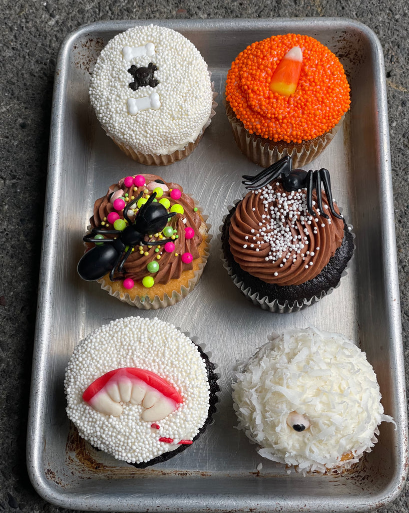 half dozen cupcakes decorated for Halloween