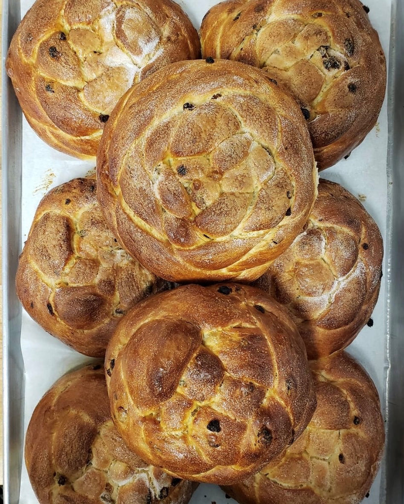 photo of round raisin challah.